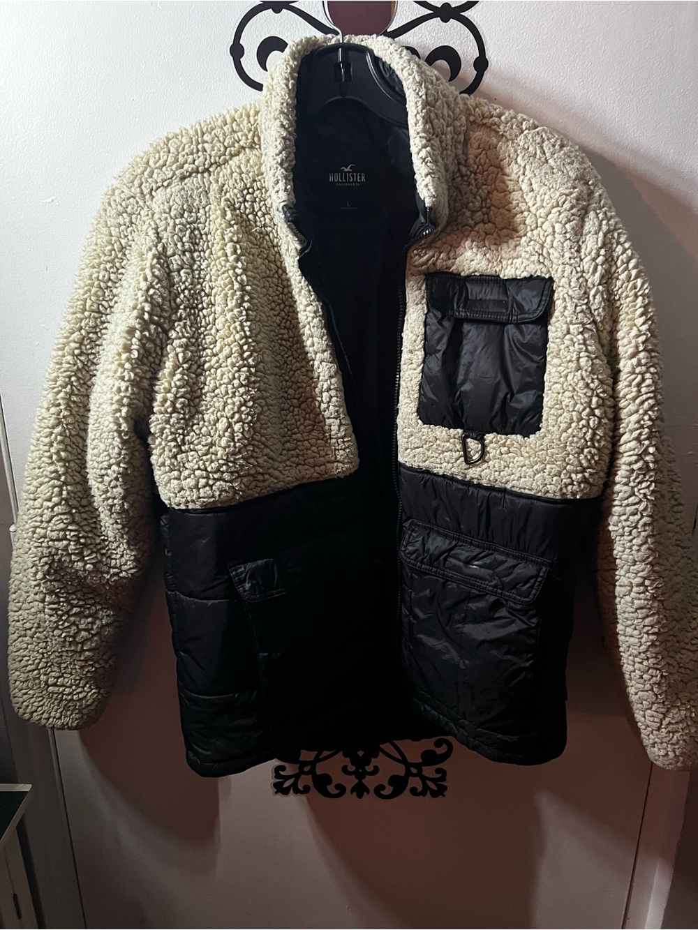 Hollister Men's Cream and Black Sherpa Puffer Jacket